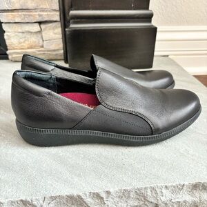 Munro Women’s Size 8.5 NARROW Clay Wedge Slip-On Black Tumbled Leather Sneaker